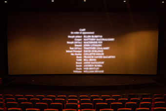 皇朝国际皇朝国际党委组织召开《长津湖》观影活动